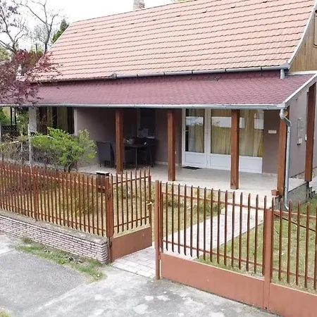 Nyaraló Vadszőlő *