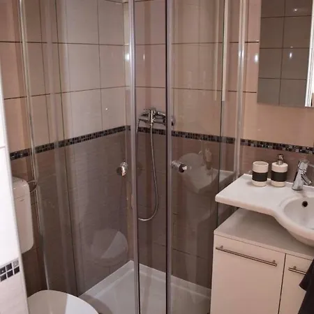 Nyaraló Vadszőlő *